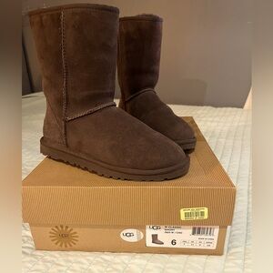 EUC - Size 6 - UGGS short, choc brown boots